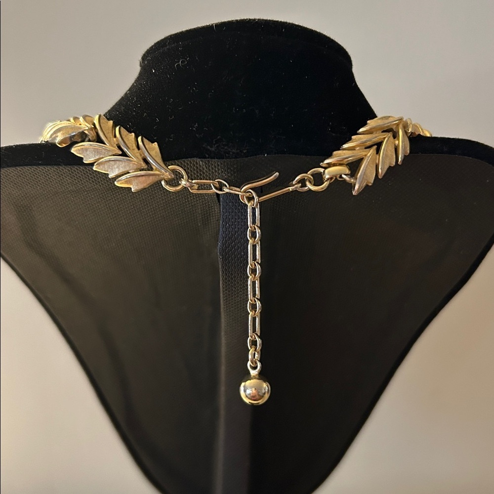 Vintage Crown Trifari Elegant Gold Tone Leaf Necklace - Picture 2 of 2